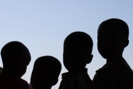 Children wait for medical attention outside the health point (D. Taylor/VOA)
