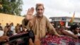 Baloch leader Sardar Akhtar Mengal waves to supporters after his release from jail in Karachi May 9, 2008. Mengal, the former chief minister of Baluchistan province and the leader of Baluchistan National Party (BNP) was released on Friday by the newly ele