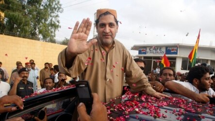Baloch leader Sardar Akhtar Mengal waves to supporters after his release from jail in Karachi May 9, 2008. Mengal, the former chief minister of Baluchistan province and the leader of Baluchistan National Party (BNP) was released on Friday by the newly ele