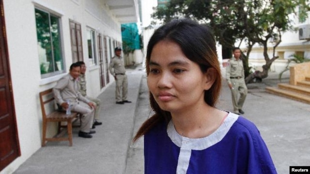 Boeung Kak lake resident Yorm Bopha arrives for a hearing in the Appeal Court in the capital city Phnom Penh November 7, 2012.