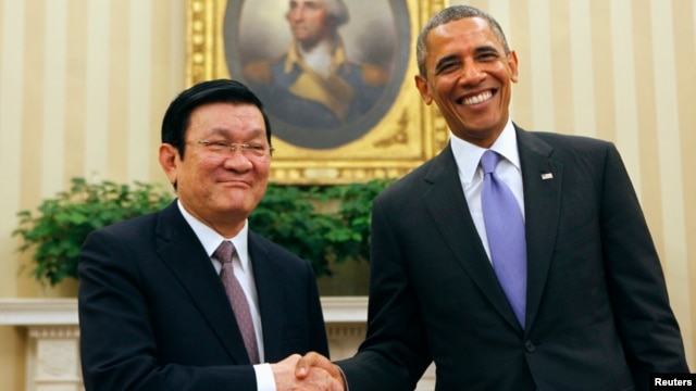 Tổng thống Mỹ Barack Obama bắt tay Chủ tịch nước Việt Nam Trương Tấn Sang tại Phòng Bầu dục của Tòa Bạch Ốc, ngày 25/7/2013. 
