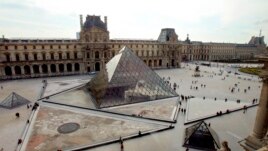 Una mujer que ahora está detenida burló la seguridad del museo Louvre en París.