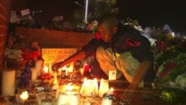Johanesburg, vizitorët i bëjnë homazhe Nelson Mandelës
