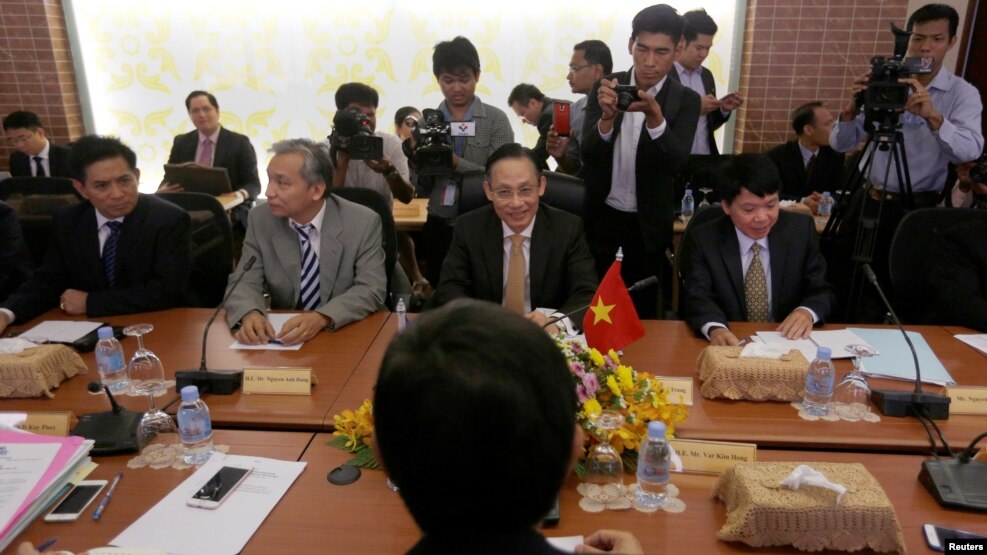 Vietnamese Deputy Foreign Minister Le Hoai Trung (C) attends a meeting about border between Cambodia-Vietnam at the Council Ministers in Phnom Penh August 29, 2016.