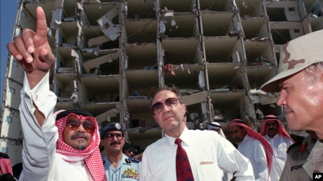 En esta foto de archivo aparece el secretario de Defensa en 1996, William Perry, centro junto al embajador Saudí.