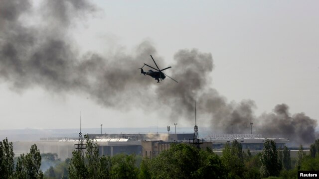 Trực thăng Mi-24 của Ukraine oanh kích để chiếm lại quyền kiểm soát phi trường của thành phố Donetsk, ngày 26/5/2014.