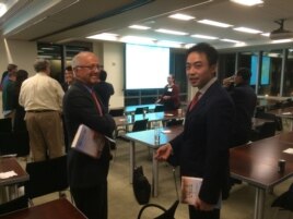 薄瓜瓜与美中关系全国委员会会长欧伦斯交谈 (美国之音方冰)