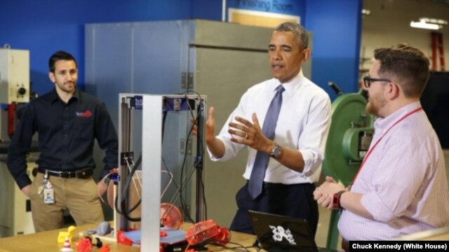 Tổng thống Obama được trình bày về máy in 3 chiếu khi đi thăm một cơ xưởng ở Pittsburgh