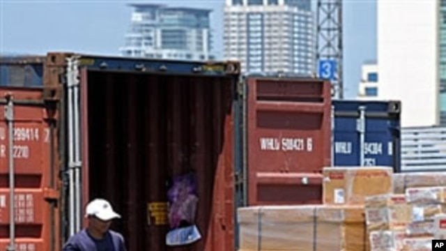 A Thai worker loads boxes into an export container at the Port Authority in Bangkok (File)