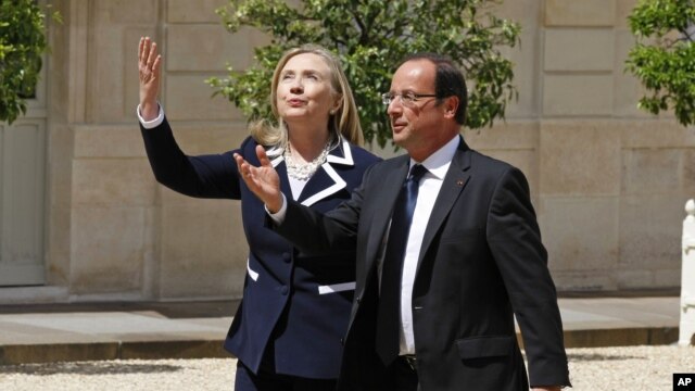 Clinton se ha sentado con los ministros de Francia y Alemania y ha agradecido a los europeos los esfuerzos para frenar la entrada de armas en Siria.