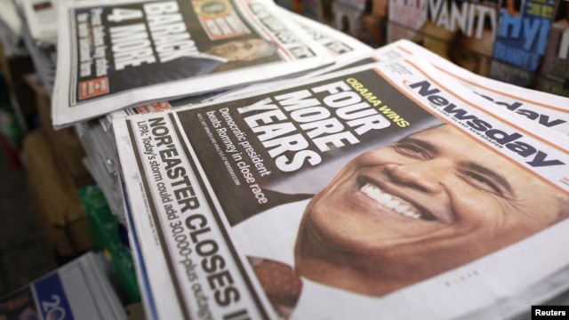Surat kabar di sebuah kios di Times Square, New York City, menunjukkan berita kemenangan Obama. (Reuters/Chip East)