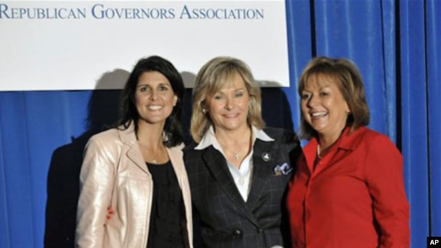 South Carolina Governor-elect Nikki Haley, (left), Oklahoma Governor-elect Mary Fallin, center, and New Mexico Governor-elect Susana Martinez pose for a photo after a news conference at the Republican Governors Association meetings, 17 Nov 2010.