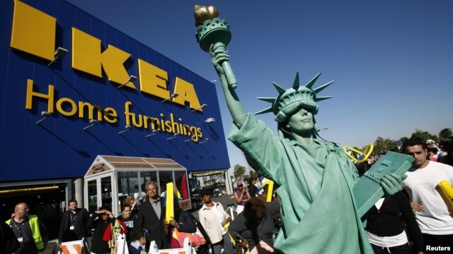 Una mujer disfrazada de Estatua de la Libertad frente a una tienda de Ikea en Nueva York. Ikea podría haber utilizado mano de obra de prisioneros políticos cubanos en la fabricación de sus muebles, en los años 80.