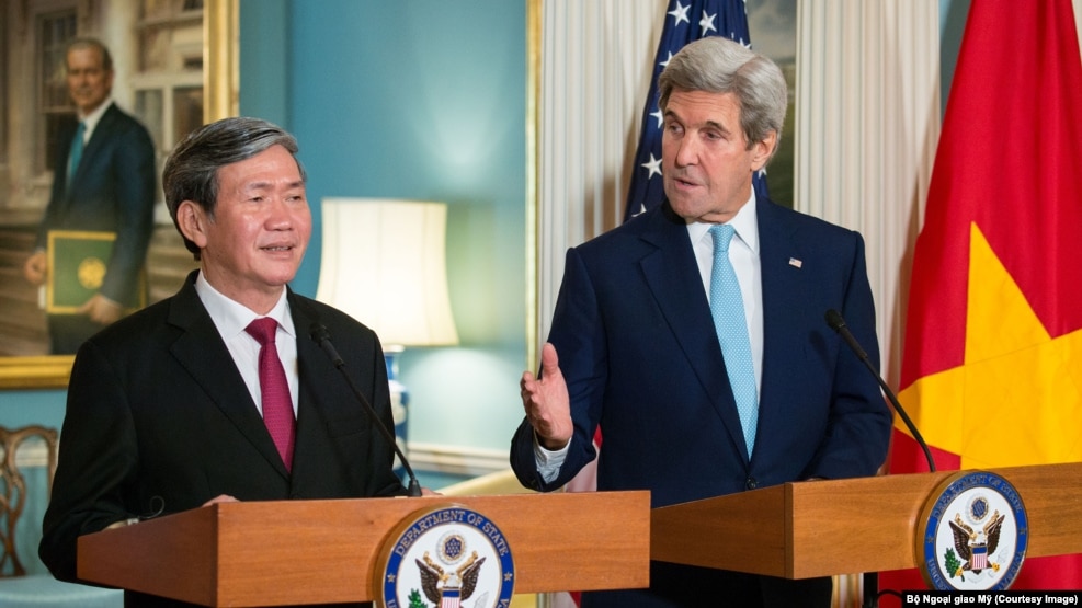 Ngoại trưởng Hoa Kỳ John Kerry và Thường trực Ban Bí thư Đảng Cộng sản Việt Nam Đinh Thế Huynh phát biểu tại một cuộc họp báo chung tại Bộ Ngoại giao Hoa Kỳ, Washington D.C, ngày 25 tháng 10 năm 2016.