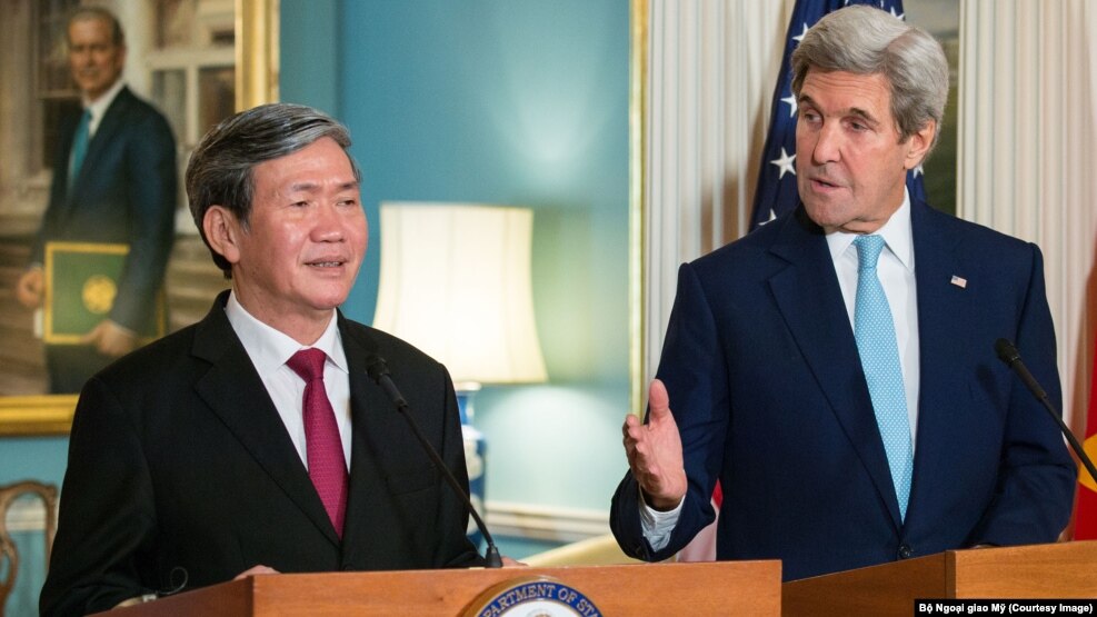 Ngoại trưởng Mỹ John Kerry và ông Đinh Thế Huynh phát biểu trước các phóng viên ở Bộ Ngoại giao Mỹ hôm 25/10. 