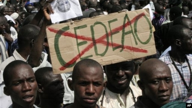 Malians opposing foreign military intervention to retake country's Islamist-held north protest ECOWAS (French acronym CEDEAO), Bamako, Oct. 18, 2012.
