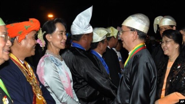 ျမန္မာ့ဒီမိုကေရစီေခါင္းေဆာင္ ေဒၚေအာင္ဆန္းစုၾကည္နဲ႔ ျမန္မာသမၼတဦးသိန္းစိန္တို႔ကို ျပည္ေထာင္စုေန႔အခမ္းအနားတြင္ ေတြ႔ရစဥ္။ (ေဖေဖာ္ဝါရီ ၁၂၊ ၂၀၁၃)