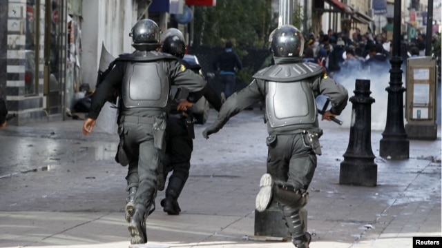 Tunisian riot police run towards protesters during a demonstration in Tunis, February 7, 2013. 