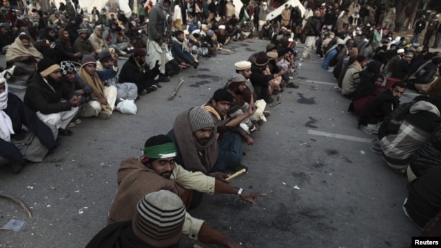 Người ủng hộ Giáo sĩ Tahir-ul Qadri ngồi lỳ trên đường phố Islamabad, ngày 16/1/2013. 