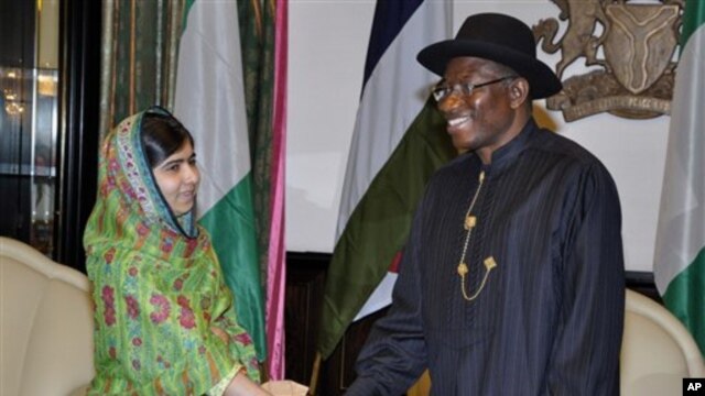 Tổng thống Nigeria Goodluck Jonathan tiếp nhà hoạt động Pakistan Malala Yousafzai ở Abuja, Nigeria, 14/7/14