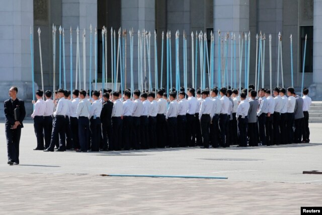 Học sinh tập luyện cầm cờ chuẩn bị cho cuộc diễu hành ăn mừng Đảng Lao động Triều Tiên, ngày 7/5/2016.