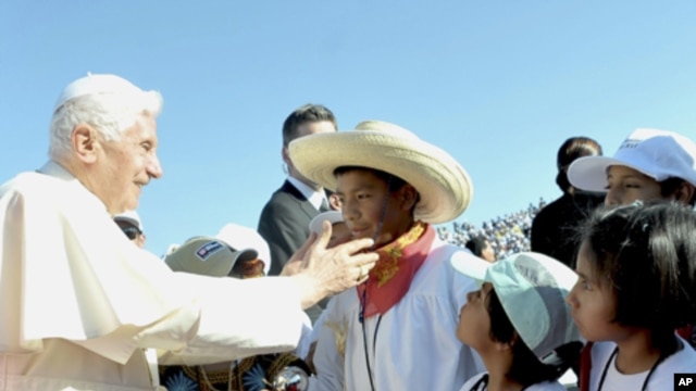 Pope Benedict XVI blesses a young Mexican boy as he arrives in Leon, March 23, 2012. 