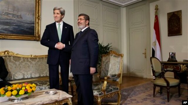 Ngoại trưởng Hoa Kỳ John Kerry và Tổng thống Ai Cập Mohamed Morsi tại Cairo, ngày 3/3/2013.