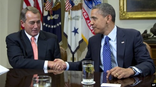Presiden AS Barack Obama berjabat tangan dengan Ketua DPR John Boehner di Gedung Putih (foto: dok). Presiden Obama telah menyampaikan sikap tegas agar Kongres AS menaikkan pagu utang pemerintah. 
 