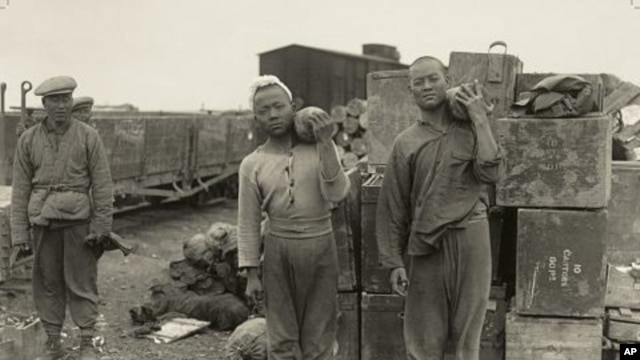 Members of the Chinese Labour Corps move munitions during World War I