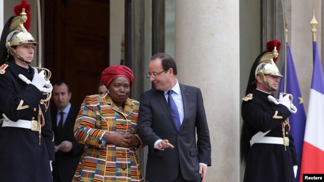 African Union Commission Chairperson Nkosazana Dlamini-Zuma, left, with French President Francois Hollande, Elysee Palace, Paris, Nov. 14, 2012.