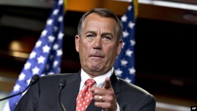 Chủ tịch Hạ viện Mỹ John Boehner nói chuyện với các phóng viên sau cuộc đàm đạo với bộ trưởng Tài chánh Timothy Geithner về "vực thẳm tài chánh" ở Capitol Hill, Washington, 29/11/2012. (AP)