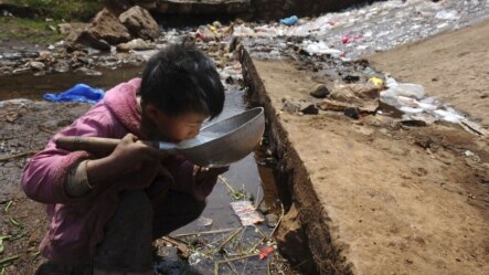 Một bé trai uống nước gần một dòng suối trong quận Fuyuan, tỉnh Vân Nam, Trung Quốc. Nhiều quốc gia ở Á Châu đang đối mặt với mối rủi ro xảy ra một vụ khủng hoảng nước nếu họ không giải quyết được sự quản lý yếu kém có thể dẫn tới tình trạng thiếu nước sạch nghiêm trọng.