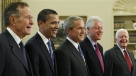 Prezidan Barack Obama poze ak kèk ansyen prezidan ameriken: (de goch a dwat) George H. W. Bush, George W. Bush, Bill Clinton ak Jimmy Carter. (Foto achiv, 7 janvye 2009)