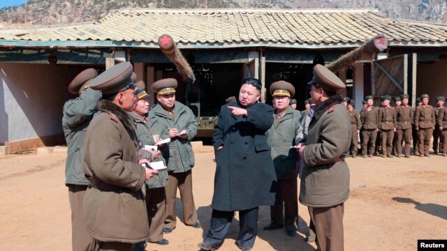 Lãnh tụ Bắc Triều Tiên Kim Jong-Un thăm một đơn vị pháo binh của quân đội nhân dân Triều Tiên có nhiệm vụ sẵn sàng tấn công đảo Baengnyeong của Nam Triều Tiên, ngày 12/3/2013.