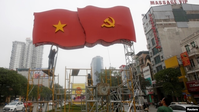 Công nhân lắp dựng trang trí chuẩn bị cho Đại hội Đảng 12 trên đường phố ở Hà Nội, ngày 4/1/2016.
