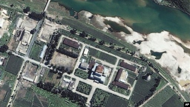 Fasilitas nuklir Korea Utara di Yongbyon, utara Pyongyang (Foto: dok). Korut mengatakan akan kembali melakukan percobaan nuklir ke-3, menanggapi pengetatan sanksi PBB yang dikeluarkan hari Selasa (22/1).