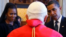 Predsednik Barak Obama i Prva dama Mišel Obama tokom susreta sa papom Benediktom u Vatikanu, 10. jul 2009