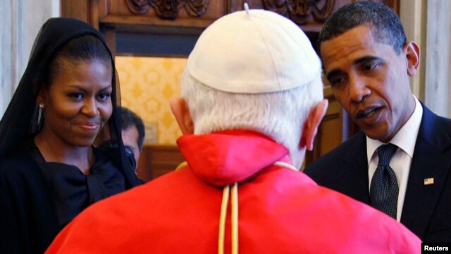 Predsednik Barak Obama i Prva dama Mišel Obama tokom susreta sa papom Benediktom u Vatikanu, 10. jul 2009