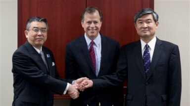 미국, 한국, 일본의 북 핵 6자회담 수석대표들이 19일 미국 수도 워싱턴에서 만나 대북 공조 방안을 논의했다. 왼쪽부터 신수케 수가야마 일본 6자 수석대표, 글린 데이비스 미 대북정책틀별대표, 조태영 한국 6자 수석대표.