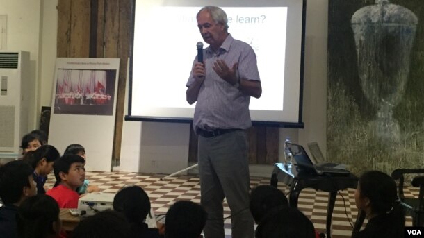 Gunnar Bergstrom delivers a public lecture to a group of students and general audience at SRI Arts Gallery of The Document Center of Cambodia, September 12, 2016. (Nem Sopheakpanha/VOA Khmer)
