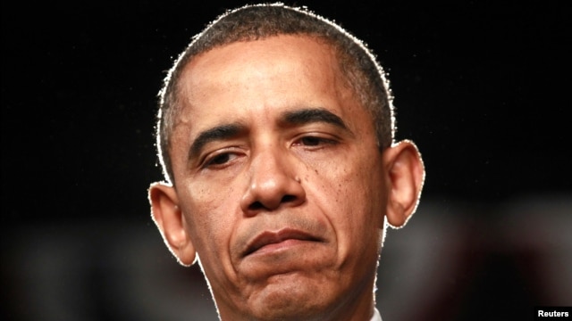 El presidente Barack Obama hace una pausa mientras habla sobre el tiroteo en Colorado en el que murieron 12 personas.