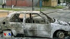 Automobil uništen u neredima u Francuskoj