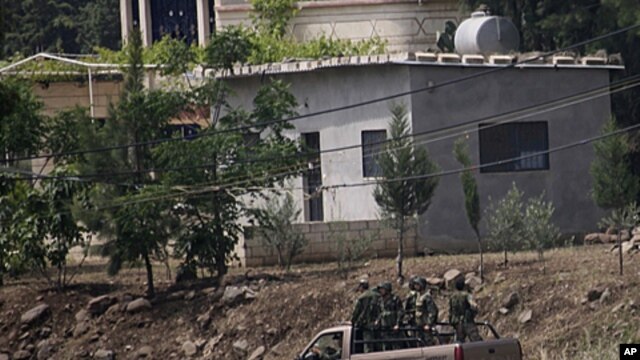 Syrian army soldiers reinforce the village of Arida near Talkalakh opposite the Lebanon-Syria border,  May 19, 2011