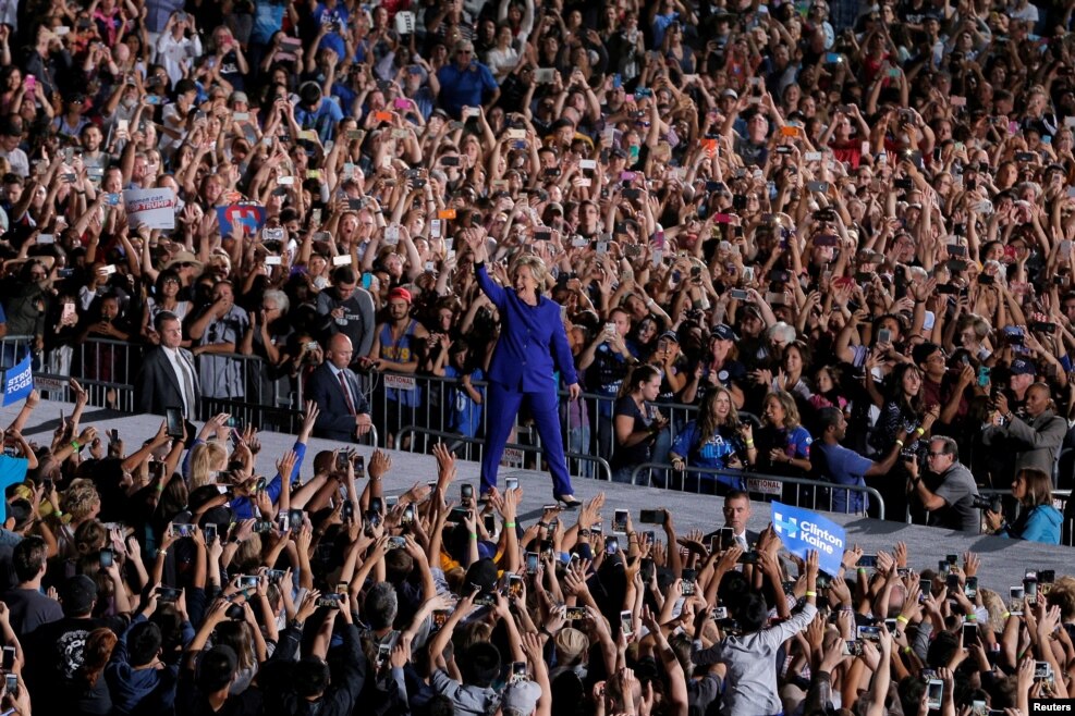 Demokrat namizəd Hillari Klinton Arizona ştatında seçki nümayişi keçirir.