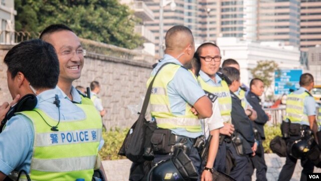 香港占中局势趋于平静,特首办入口处的警察表现比较轻松 (美国之音方正拍摄)