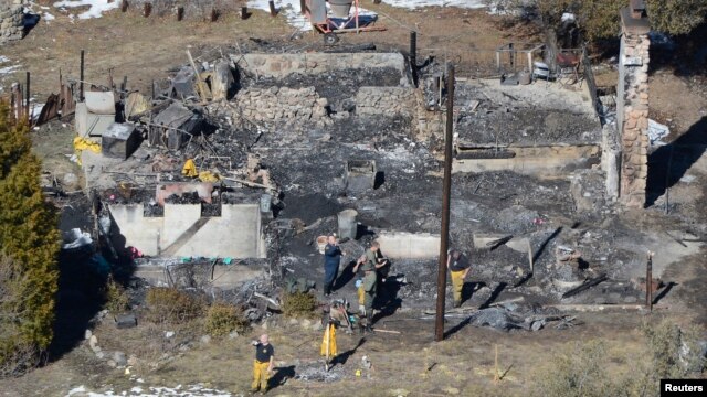 Autoridades investigan las causas del incendio de la cabaña en la que murió el prófugo Christopher Dorner.