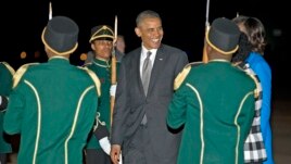 Rais Barack Obama akiwa amewasili Waterkloof Air Base huko Centurion, nchini South Africa, June 28, 2013.