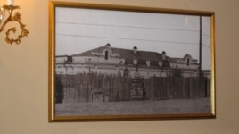 滴血教堂中展出的关押沙皇和家人的伊帕吉耶夫住宅照片。(美国之音白桦拍摄)