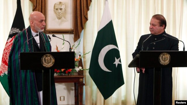 Tổng thống Afghanistan Hamid Karzai (trái) phát biểu trong 1 cuộc họp báo chung với Thủ tướng Pakistan Nawaz Sharif tại Dinh Thủ tướng ở Islamabad, 26/8/2013