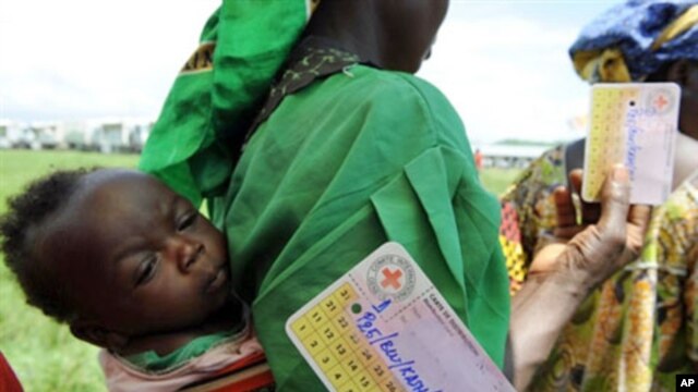 Internally displaced Congolese woman wait food to be distributed by the Red Cross in Bweremana, northern Kivu, DRC, 03 Dec 2008